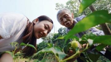 巴州區興文小學校園農場種蔬菜,校門口擺攤搞義賣