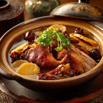 介紹中國傳統美食的英語作文(以下是一些中國各地的傳統美食介紹)