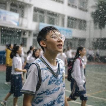 一騎紅塵!貴州貴陽,高考考場外,一個男生忘帶準(zhǔn)考證,急的團(tuán)團(tuán)轉(zhuǎn)