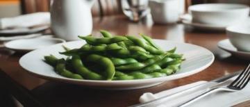 夏日家庭晚餐:清爽素炒豆角與韭菜炒雞蛋