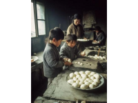 劉強東媽媽又到宿遷京東食堂包餃子，給員工遞餐盤，就是不閑著