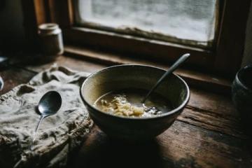 你曉得嗎?一碗看似普通的綠豆海帶湯,居然蘊含著清熱祛火的小秘密呢!今日
