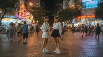 夜晚的汕頭:華僑公園海濱長廊燈火璀璨,人流不息
