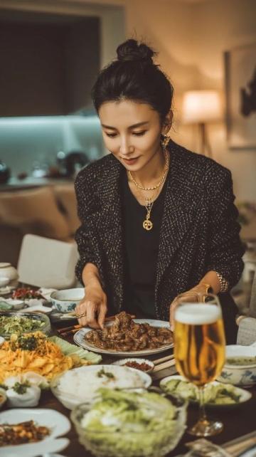 郭德綱獨(dú)享炸醬面大餐,品味傳統(tǒng)美食情韻