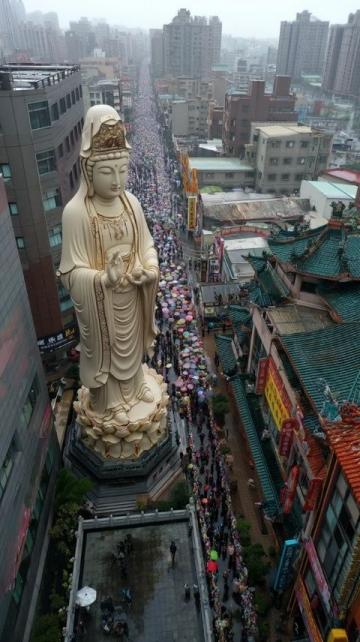 
千里歸鄉(xiāng)路：金華兒子春節(jié)遇堵，父母深夜守候盼團圓