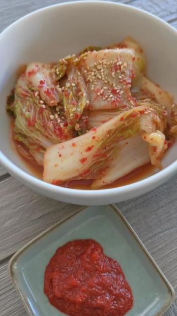 又到了腌酸菜和吃腌酸肉炒筍的的季節，跟著童年記憶尋找摸索媽媽和外婆的味道