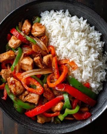 青椒肉絲,這道經(jīng)典的中式家常菜,以其色澤鮮艷、口感豐富而受到眾多食客的喜愛