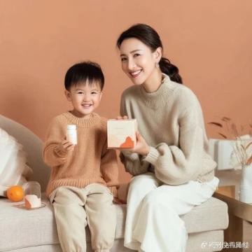 謝浩男媽媽許健華成功回歸,帶小女兒上學,還展示廚房神器