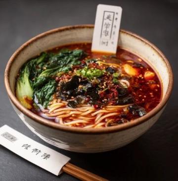 廣州美食推薦:品嘗正宗韓式炸醬面和鮮香海鮮辣湯面