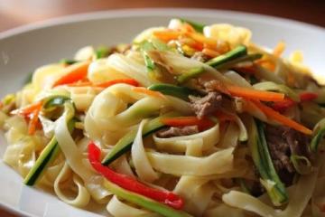 丫丫中午福利！家常蔥豬咖喱烏冬面食譜大公開！
