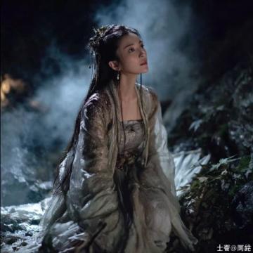 鮑蕾母女三人古裝寫真顏值爆表,貝兒簡直是陸毅翻版!網友們都在討論這對母女的五官和身材。
