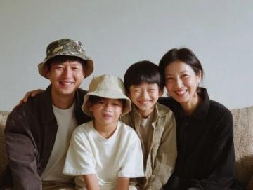 郝劭文妻子二胎生子,曬兒子吃雞腿照笑翻網友