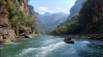 小東江,宛如一幅流動(dòng)的畫(huà)卷,鑲嵌在湘南山脈之間,江水清澈見(jiàn)底,兩岸青山如黛
