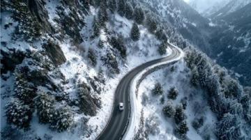 冬季雪天行車安全指南:全面準(zhǔn)備與駕駛技巧須知