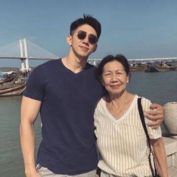 李大姐喜迎婆婆89歲壽辰，攜夫返鄉(xiāng)探親孝心滿滿