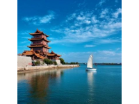 青島是中國海濱重要城市的教育中心 青島市擁有多所高校包括綜合性大學和重點高校等，各個高校都具有不同的特點和優勢。