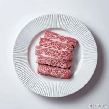 融合了高原物產與多民族文化，以牛羊肉、奶制品和面食為主，兼具粗獷與細膩的風味