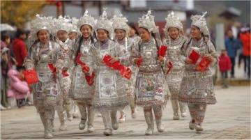 五一重慶銀發游攻略：避坑指南+安全貼士，帶父母玩轉8D魔幻城之旅