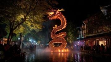 五一假期,寧夏中衛向陽街變成流動的河流,熱鬧的夜晚增添夢幻色彩。