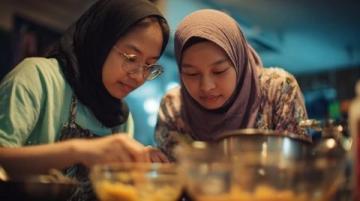 印度母親為女兒精心制作特別餐點展現深厚母愛