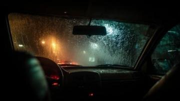 雨天安全行駛指南:降低車速、控好距離、亮尾燈