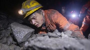 杭州街頭驚現(xiàn)生死救援!40余司機齊心協(xié)力抬車救外賣小哥