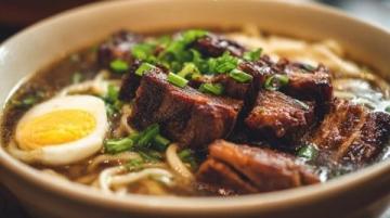 海口城中村里的特色屯昌手工粉：地道口感，精選黑豬肉