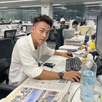 時尚編輯萌萌為籌夏刊熬夜奮戰