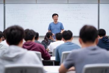 揭秘韋東奕走紅背后：別讓質疑聲掩蓋學術價值與影響力
