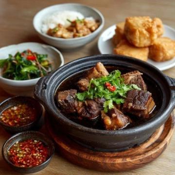 婆婆鹵的牛肉特別好吃，每年都會給我們做上幾十斤，但是她鹵牛肉時從來不讓我們看