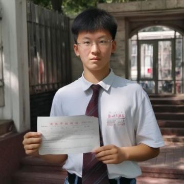 2007年，一理科生，高考成績492，當時四川二本線475，超過二本線17分