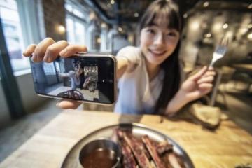十萬以上粉絲的人都是做什么的-美食探店類如抖音創作者叮叮當干飯了