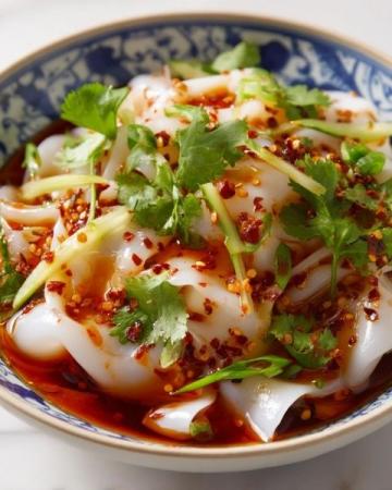 陜西特色美食:蒜香紅油褲帶面,家常做法詳細(xì)教程