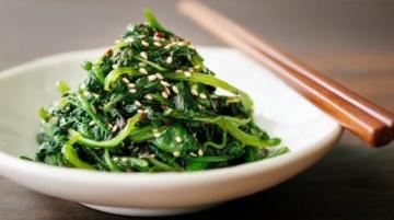 炒菜時摘下來的芹菜葉子大家不要再扔了,做蒸菜吃不僅能當(dāng)主食