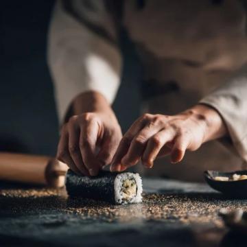 話說日本的美食那么多，那來到這邊什么美食是一定不可錯過的呢？！答案就是壽司生魚