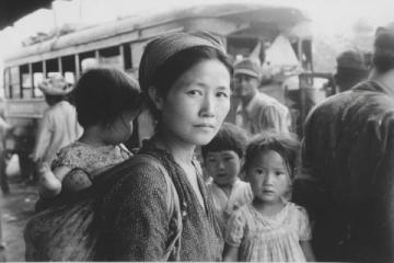 這是1945年11月份的一組珍貴老照片,拍攝于重慶路邊的一家小吃店