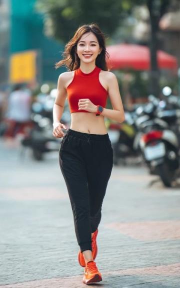 張含韻現身阿塞拜疆街頭暢享美食腰身略顯圓潤