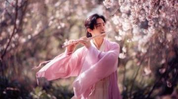 秦孟祿夫婦回高密賞梨花，共游春日美景故鄉情深