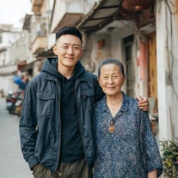陸毅帶全家游都江堰女兒丹頂鶴長(zhǎng)腿吸睛網(wǎng)友盼添帥兒