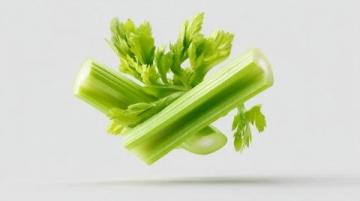 炒菜時摘下來的芹菜葉子大家不要再扔了,做蒸菜吃不僅能當(dāng)主食
