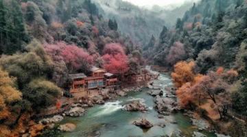藏在群山中的絕美小城,媲美云南洱海的仙境之地