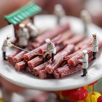 老外吃沙縣小吃,將食材包起來吃,背后蘊含著這些文化碰撞