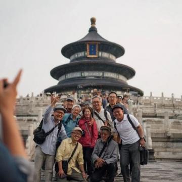 萬萬沒想到！5名俄羅斯人到河南開封體驗中國文化，逛了鐵塔公園又去看豫劇，誰料
