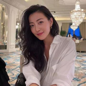 43歲女星車曉素顏逛街感嘆25元酒貴,向往普通情侶生活