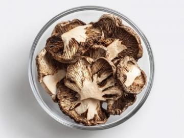松蘑炒肉VS小白蘑菇炒肉:探尋北方家味中的菌香魅力