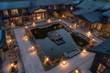 金寨蔚藍海岸度假山莊在安徽省六安市金寨縣油坊店鄉龔沖村,有一處度假勝地——