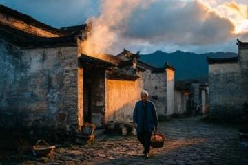 蒙曼漫步塞上老街探尋歷史與煙火交織的韻味