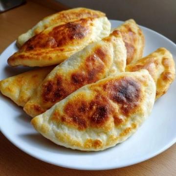 小云美食分享今天給大家分享一種家常餡餅的做法,薄皮大餡,非常好吃