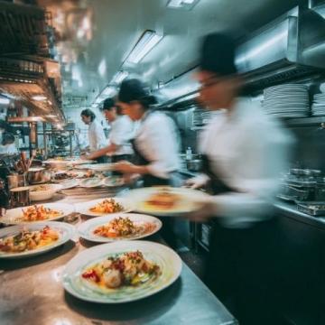 為何餐飲業今年如此艱難？：經濟壓力、消費習慣轉變與外賣沖擊的多重困境