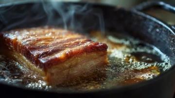脆皮五花肉是一道特色鮮明的美食，因其獨特的口感與風味而廣受大眾喜愛